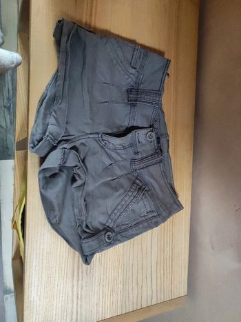 Short court en tissu gris