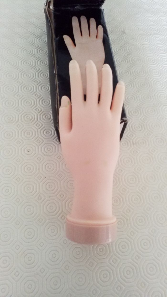 Accessoire à bijoux mains bon état - photo numéro 4