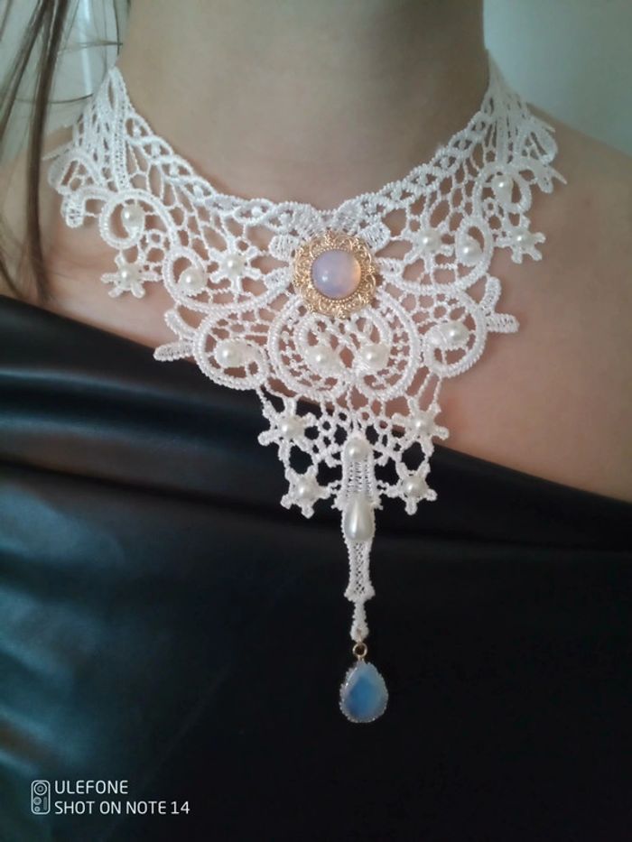 Collier plastron bohème dentelle blanche et pierres d'opaline - photo numéro 2