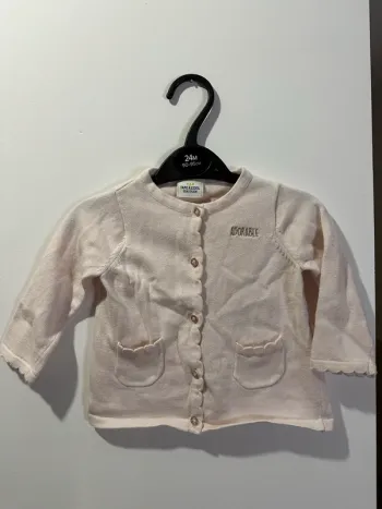 Gilet rose pale avec écriture ”adorable” doré 12 mois tape à l’œil
