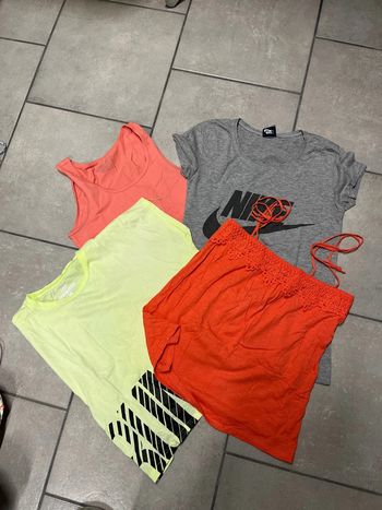 Lot t shirt et  débardeurs et corsaire