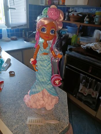 Grande poupée hairdorables joyeux anniversaire