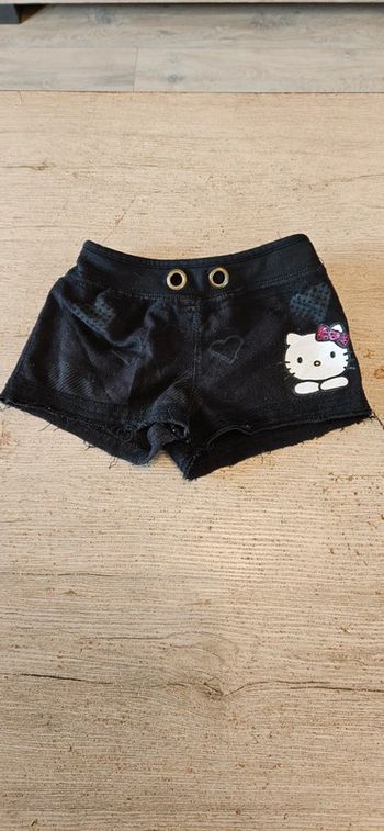 Short fille noir, Hello Kitty, en excellent état, convient pour du 6 à 8 ans