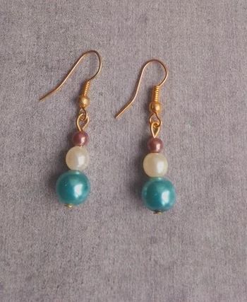 Boucles d'oreilles métal doré et perles