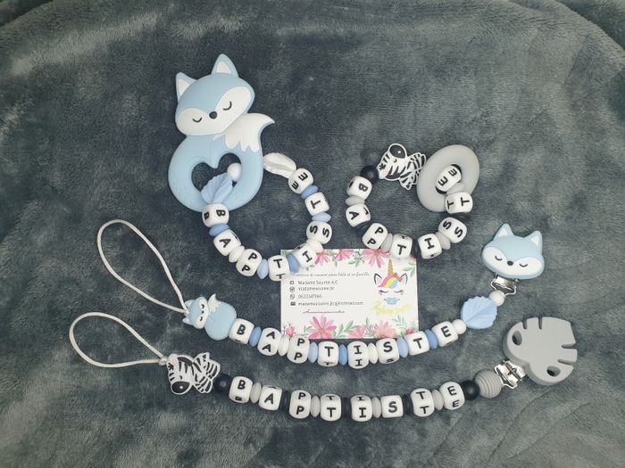 2 Attaches tétines + Anneau dentition + Hochet