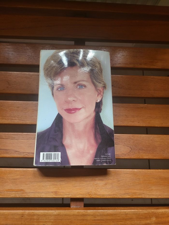 Livre signe suspect - photo numéro 2