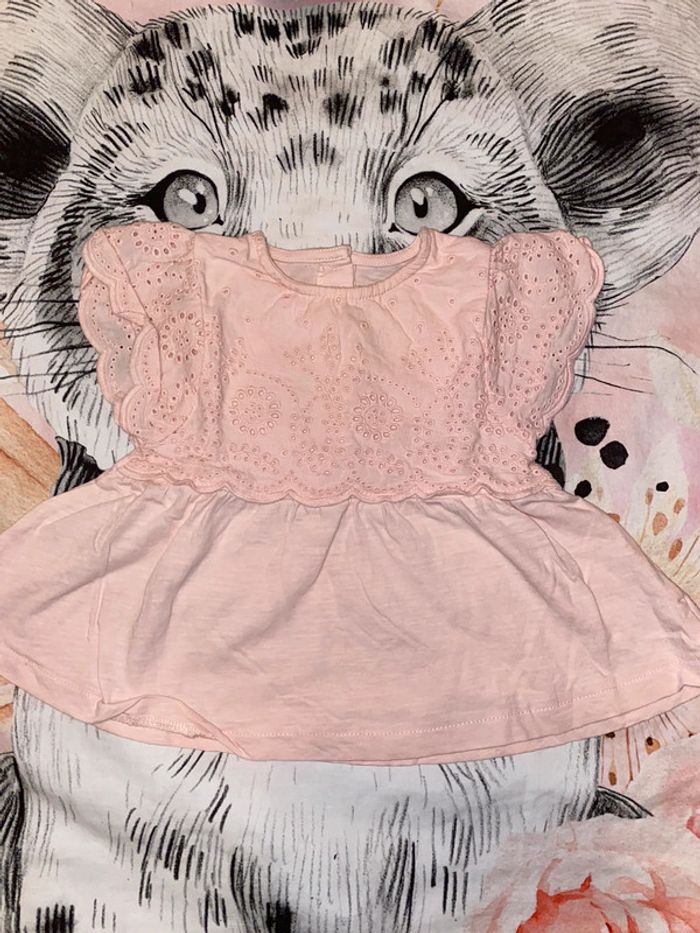 Ensemble pantalon et 2 t-shirts, taille 6-12 mois, marque BabyGap. - photo numéro 5
