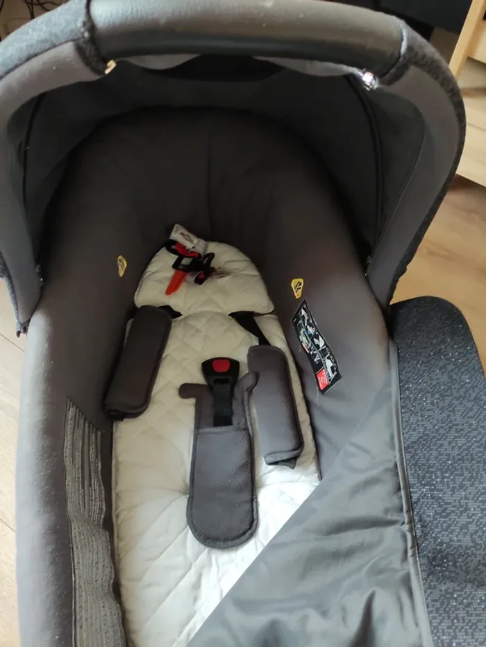 Maxi-cosi poussette 3 en 1. Trio poussette bébé confort avec nacelle + siège auto. - photo numéro 3