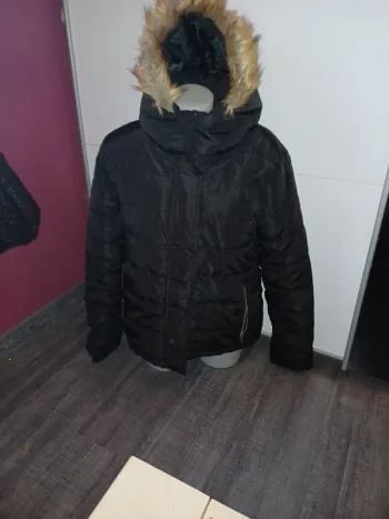 Jolie doudoune t42 noir capuche fourrure