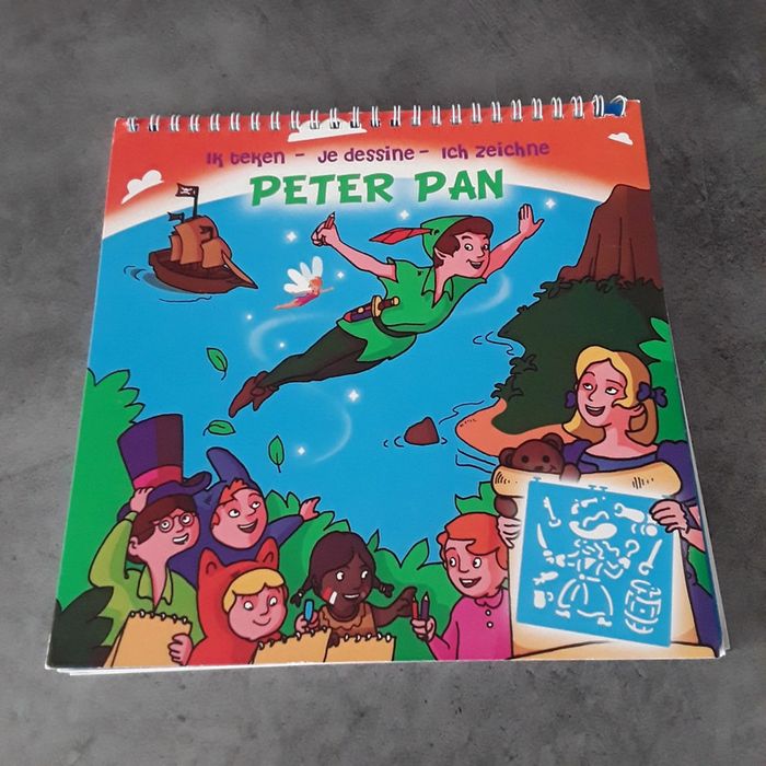 Livre cahier dessin peter pan avec pochoirs