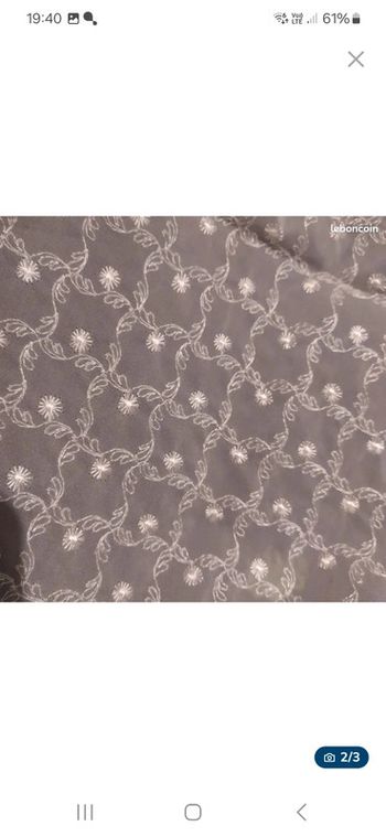 Coupon de tissu brodé blanc léger