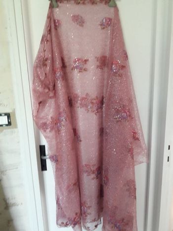 très joli coupon de dentelle à sequins