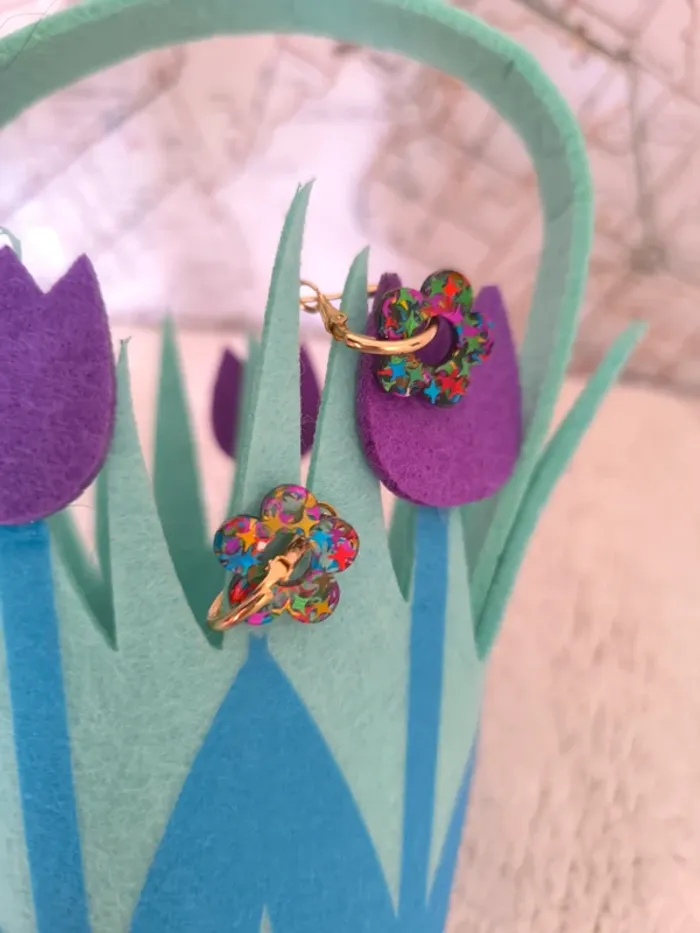 Boucles d’oreilles dorées – fleur en résine à paillettes étoilées 🌸 - photo numéro 2
