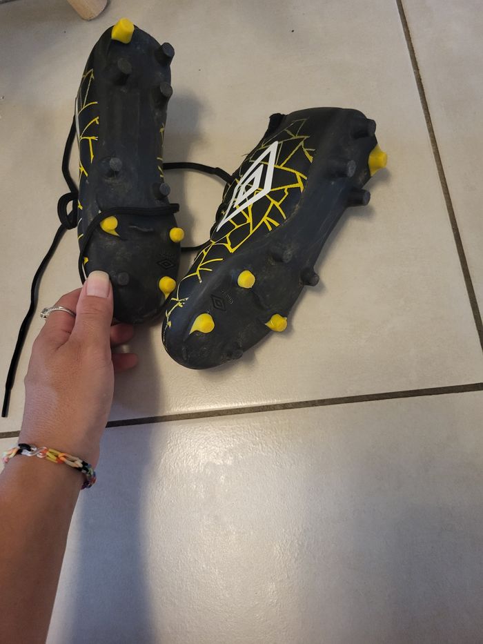 Belles chaussures de foot taille 31 - photo numéro 3