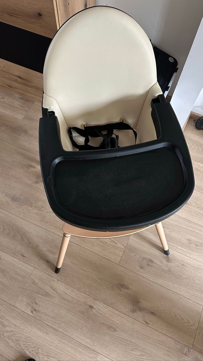 Chaise haute bébé, bois design avec harnais–remise en main, propre uniquement–très bon état - photo numéro 2