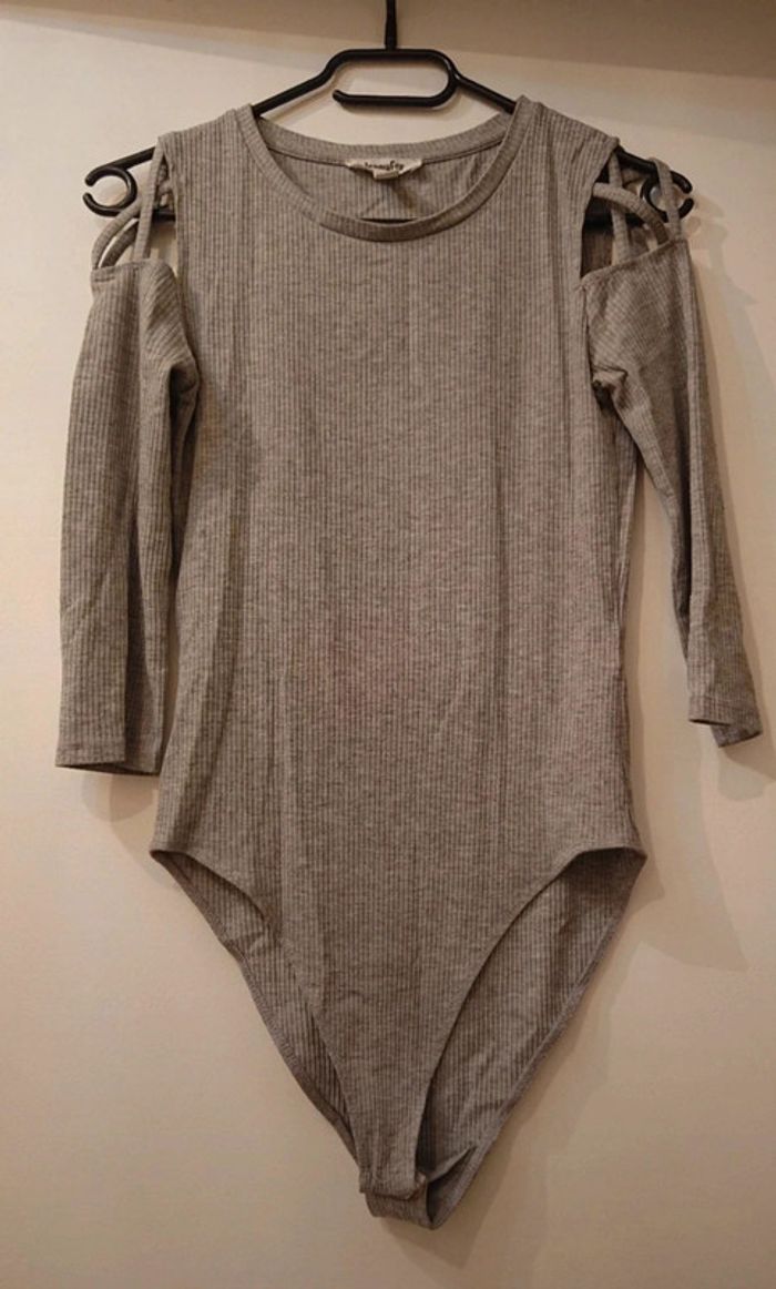 Body gris manches longues épaules dénudées