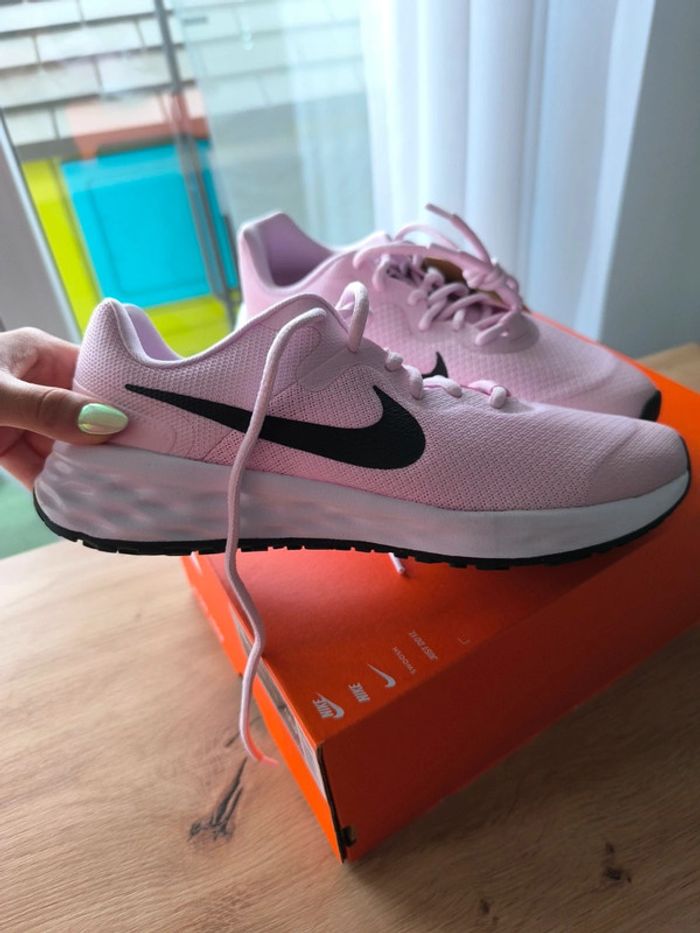 Basket Nike , fitness femme , rose , taille 39 neuve - photo numéro 4