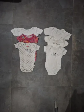 Lot 6 bodies manches courtes taille 12 mois bébé fille