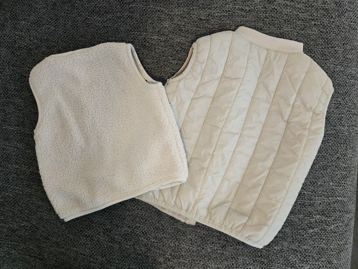 Lot doudoune et veste beiges sans manches 18 mois - photo numéro 2