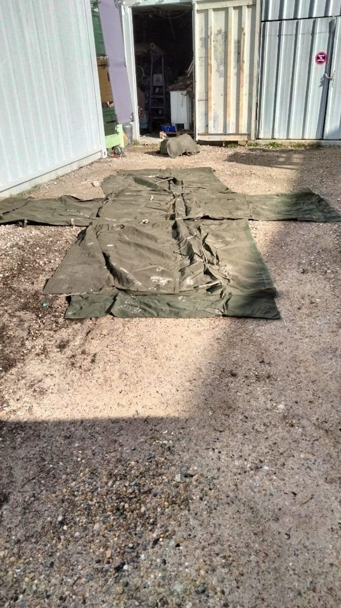 Un morceau de bâche de tentes très épaisse