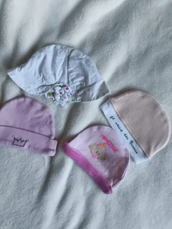 Lot bonnets + chapeau