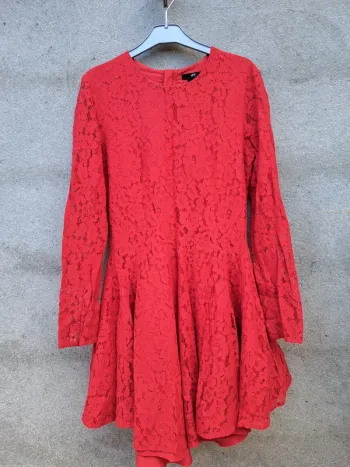Robe rouge dentelée