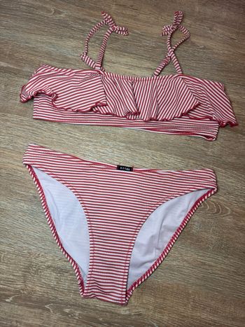 Maillot de bain à rayures rouge et blanc 