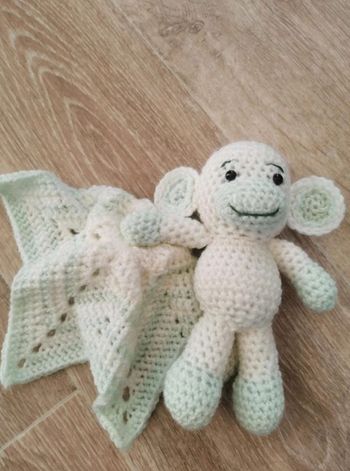 Doudou singe mouchoir crochet neuf