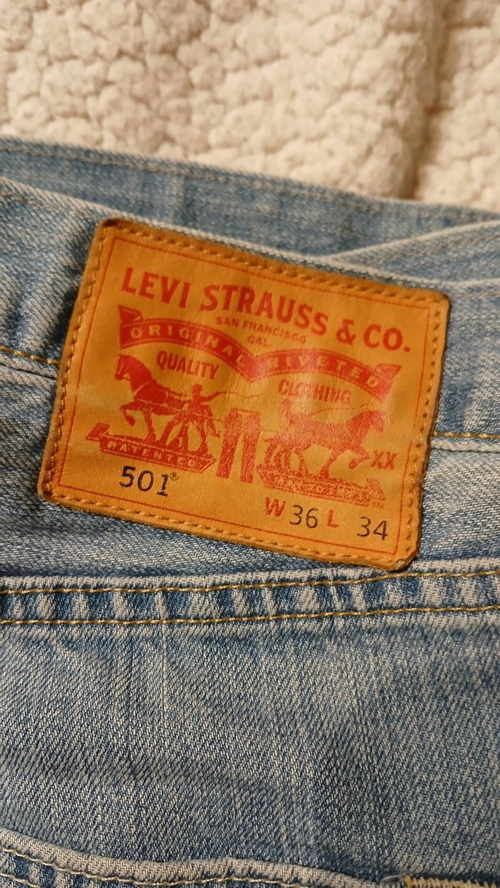 Jeans levis 501 en très très bon état - photo numéro 2