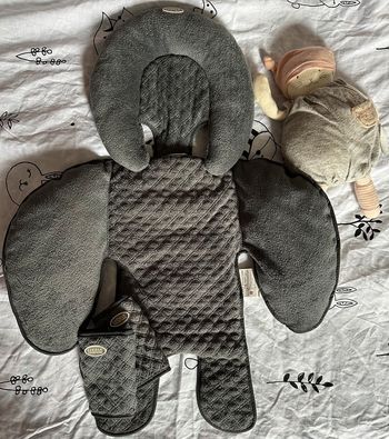 Réducteur universel pour maxicosi , siège auto , poussette Gris