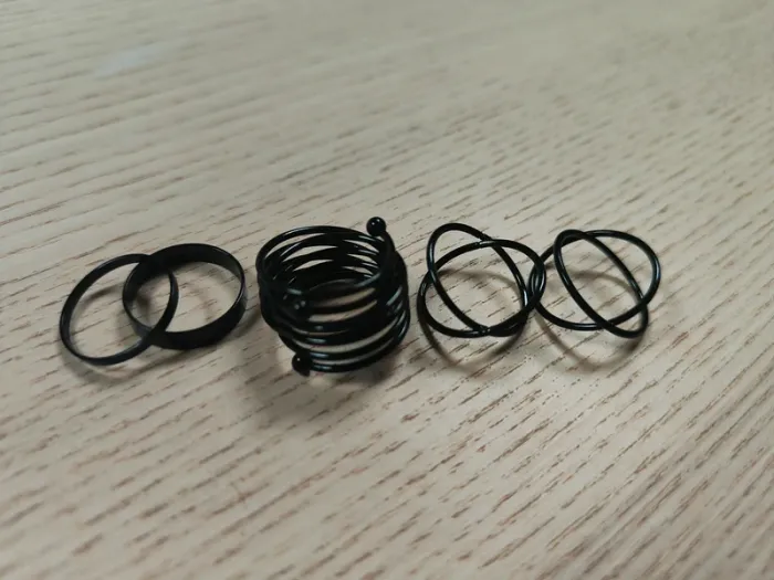 Bracelet cœur rose et anneaux noirs - photo numéro 4