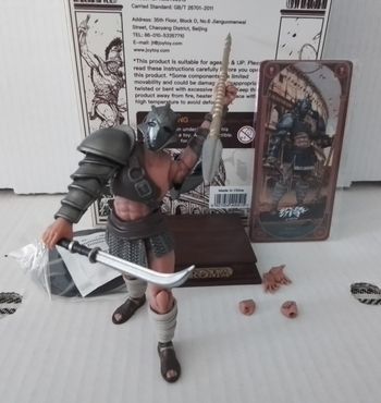 Figurine action gladiateur 6 mains 2 armes socle bois carte boite 10cm