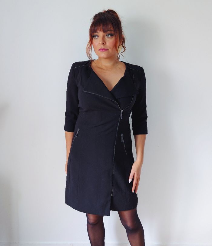 Robe noire saison automne-hiver sobre, classe, moderne Marque Jacqueline Riu Taille 36 S 
Très bon état