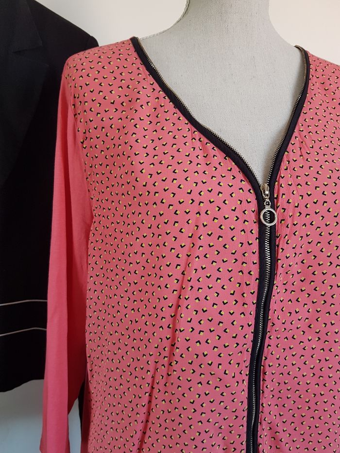 Veste femme rose, petits motifs noirs et jaunes. Grain de Malice. Taille XL. 50cm aux aisselles. - photo numéro 3