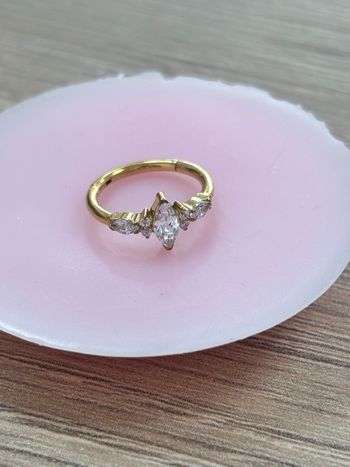 Piercing oreille doré strass titane nébuleuse 