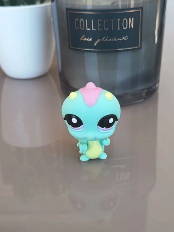 Littlest Pet Shop #1811
 Teal blue inchworm Caterpillar