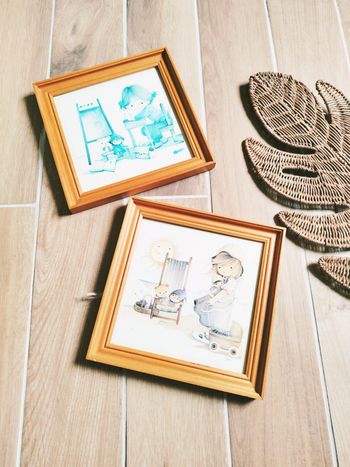 🖼️Lot de 2 cadres en verre et bois avec affiches petites filles années 70' vintage