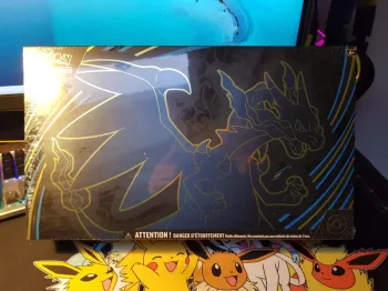 Coffret Ultra Premium Mega Dracaufeu Flammes Fantasmagoriques ME02