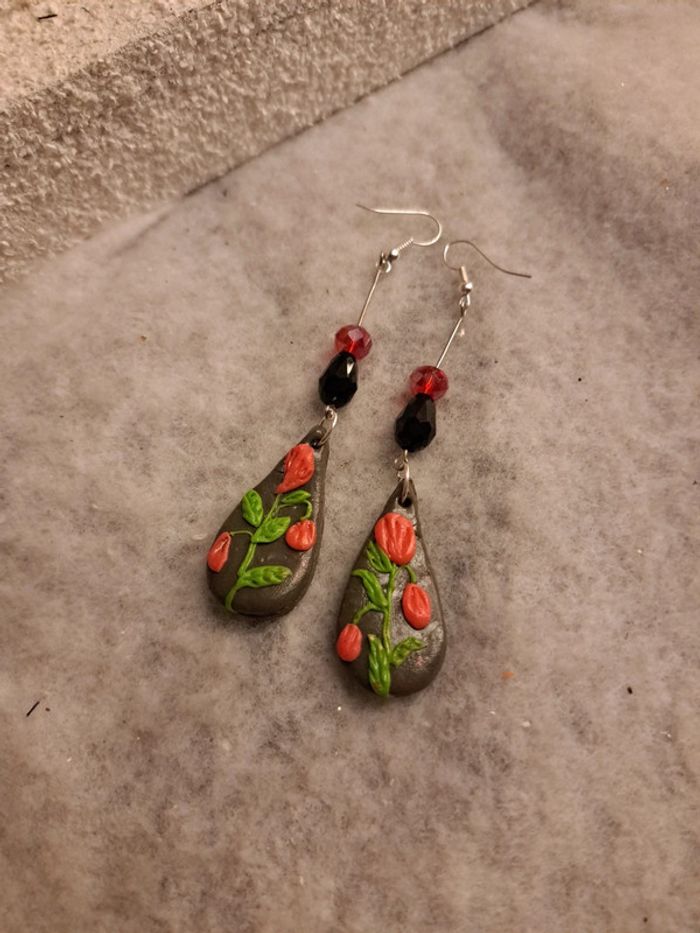 Boucles d'oreilles pendante noir rouge et vert - photo numéro 2