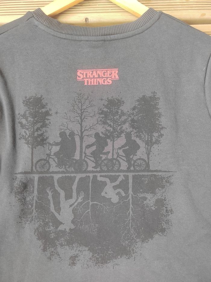 Sweat Stranger Things Noir – Officiel – Taille M – Très Bon État - photo numéro 6