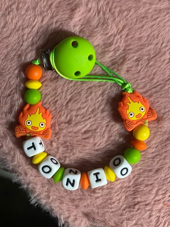 Attache tétine château ambulant