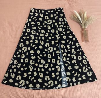 Jupe longue noir, motif léopards, avec fente, pour femme
