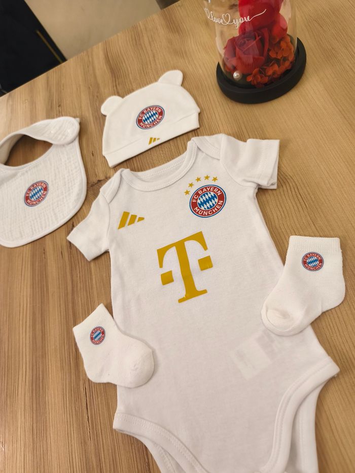 Ensemble bébé style Bayern Munich Body Bonnet Bavoir Chaussettes - photo numéro 2