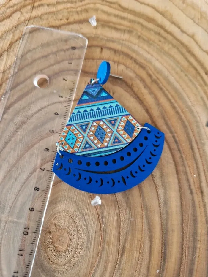 Boucles d'oreilles fantaisies en bois tons bleus - photo numéro 2