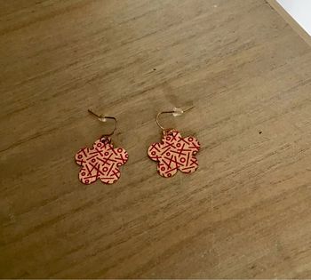 Très jolie paire de boucles d’oreilles de coloris doré et rose femme fleurs