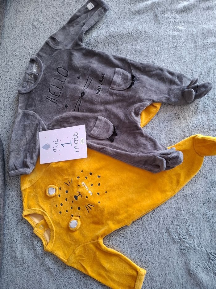 Lot 2 pyjamas 1 mois ( 52-55cm)