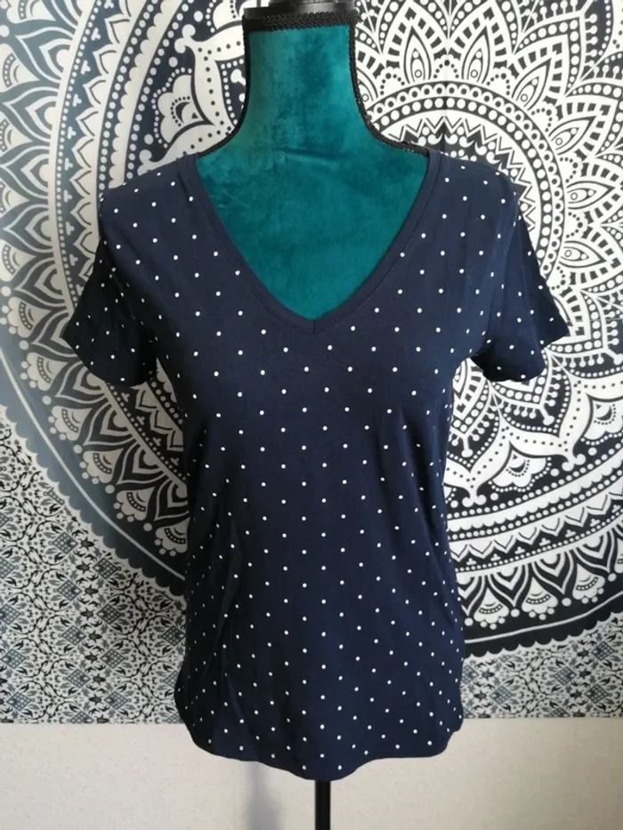 Tee-shirt bleu marine basique col v à pois blancs / C&A / (M) - photo numéro 2