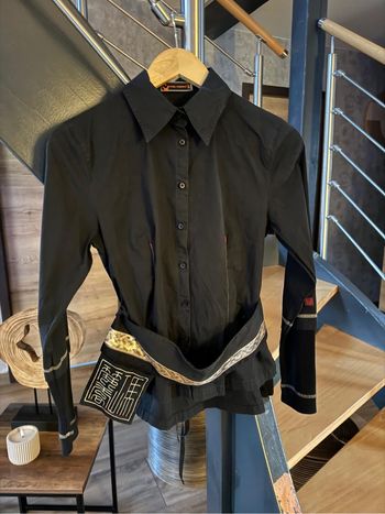 Chemisier noir avec ceinture