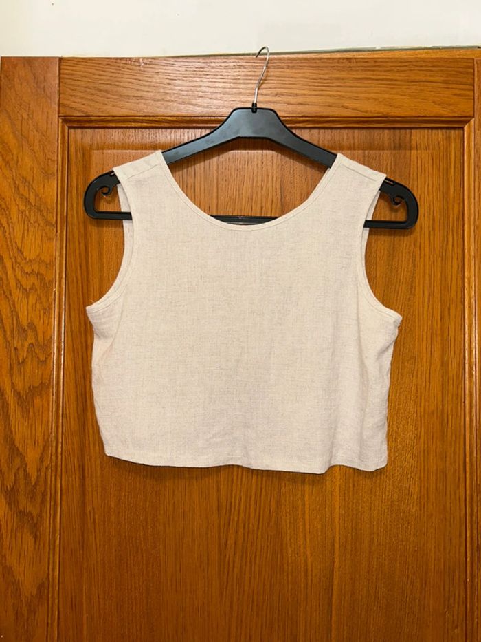 Top beige avec dos en col V