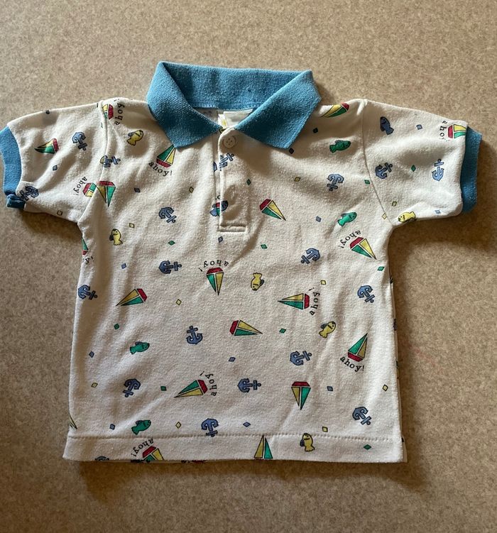 polo   garcon 18 mois  écru imprimé + col bleu  en parfait etat